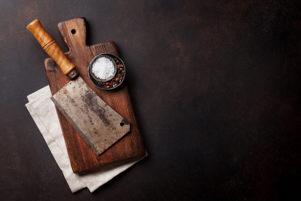 Κρεοπωλείο. Μαχαίρι εκλεκτής ποιότητας κρέας και μπαχαρικά πάνω πίνακας πετρών. Το Top view με χώρο για το κείμενό σας - Φωτογραφία, εικόνα