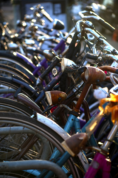 ποδήλατα στους δρόμους του Άμστερνταμ. Δες στην Ολλανδία - Φωτογραφία, εικόνα