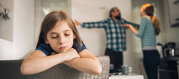 Getraumatiseerde dochter luisteren ouders ruzie thuis - Foto, afbeelding