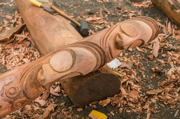 Деревянные тампоны или расщепленные гонги, скульптурные из стволов деревьев представителей местных жителей. Olal village Ranon, Ambrym island, Malampa prov, Vanuatu
. - Фото, изображение