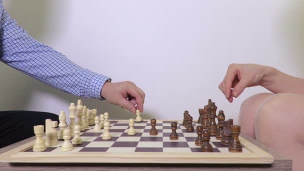 Woman and man playing chess - Záběry, video