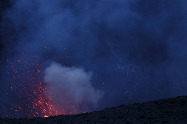 Patlama Yasur vulcano, krater kenarında Tanna, Vanuatu günbatımı - Fotoğraf, Görsel