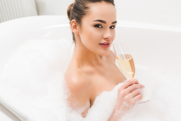 gyönyörű nő pohár pezsgő véve fürdő - Fotó, kép
