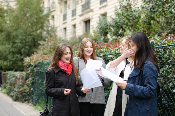 Ξένων μαθητών που μαθαίνουν αγγλικά με έγγραφα κοντά Πανεπιστήμιο bu - Φωτογραφία, εικόνα