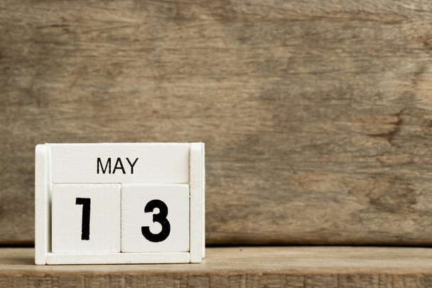 Witte blok kalender huidige mei datum 13 en maand op hout backg - Foto, afbeelding