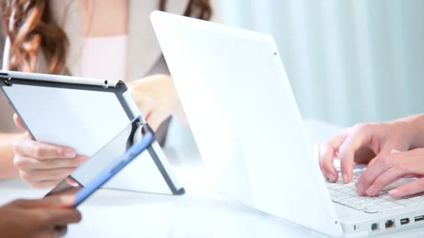 Monikansalliset naiset työskentelevät tablet-tietokoneissa ja kannettavissa tietokoneissa
 - Materiaali, video