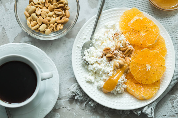 здоровый легкий завтрак: творог с апельсином и кофе
 - Фото, изображение