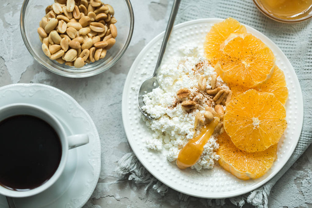 gesundes leichtes Frühstück: Quark mit Orange und Kaffee - Foto, Bild