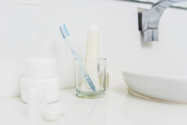 vista de cerca del cepillo de dientes y pasta en vidrio
 - Foto, Imagen