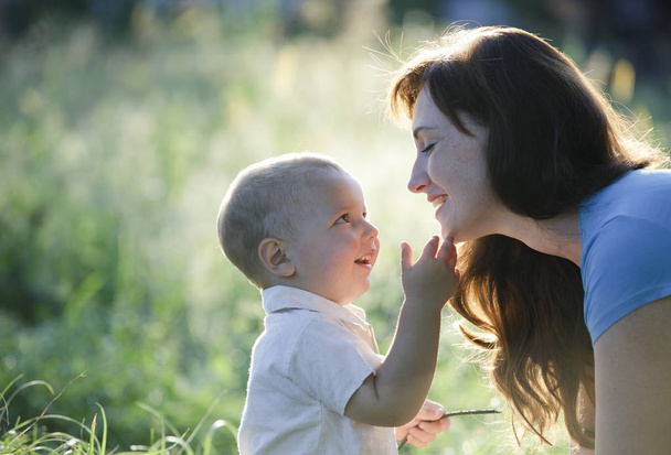  Onnellinen äiti pojan kanssa
 - Valokuva, kuva