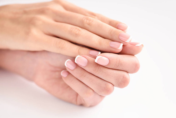 mooie vrouw handen met Frans manicure - Foto, afbeelding
