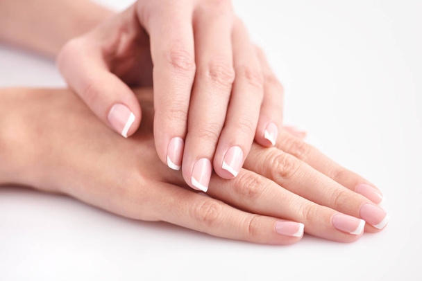 Belas mãos de mulher com manicure francês
 - Foto, Imagem