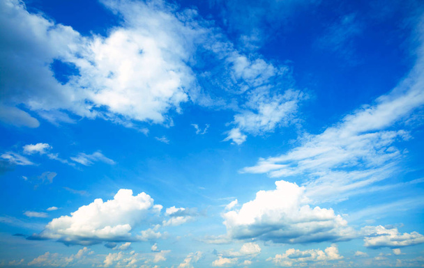 Όμορφος γαλάζιος ουρανός - Φωτογραφία, εικόνα