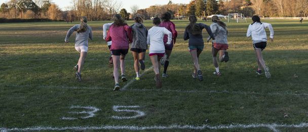 Langlauf-Mädchenteam übt den Start - Foto, Bild