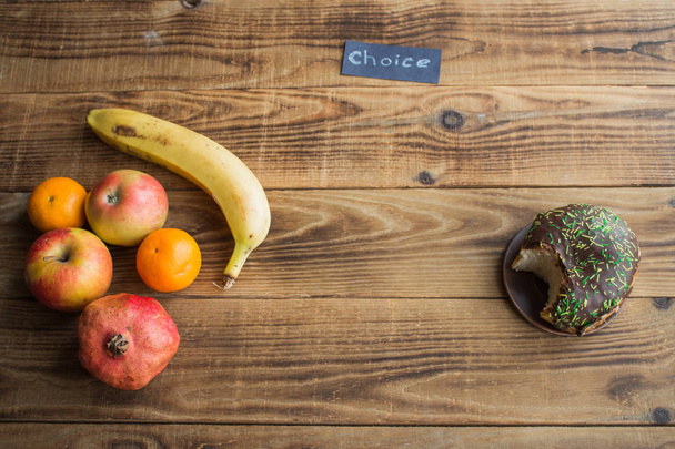 owoce i pączek z czekolady na podłoże drewniane - Zdjęcie, obraz