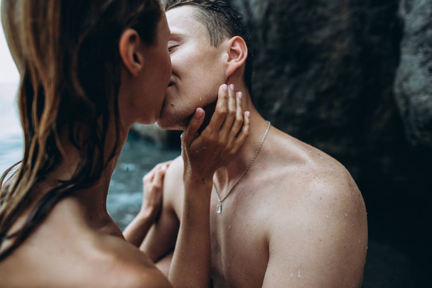 Kluka a holku políbit a obejmout v moři. Milostný příběh. Itálie - Fotografie, Obrázek