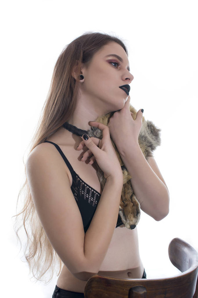 Chica joven con piel de zorro posando sobre fondo blanco
 - Foto, Imagen