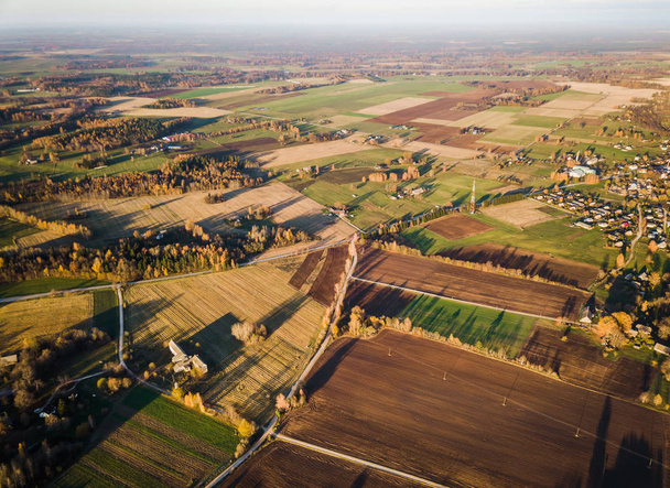 Photo drone des champs à la fin de l'automne coloré
 - Photo, image