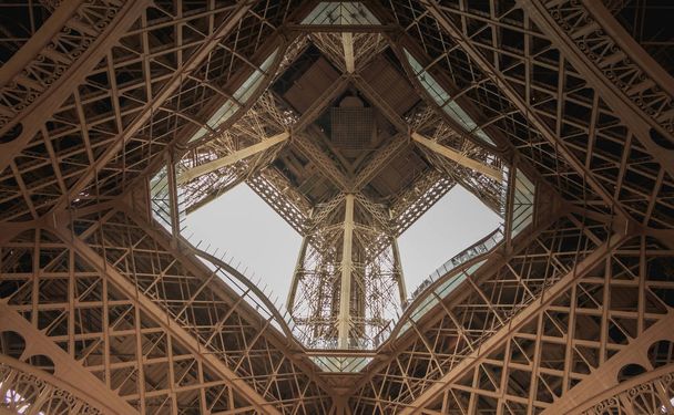 arkkitehtoninen yksityiskohta Eiffel-torni Pariisissa
 - Valokuva, kuva