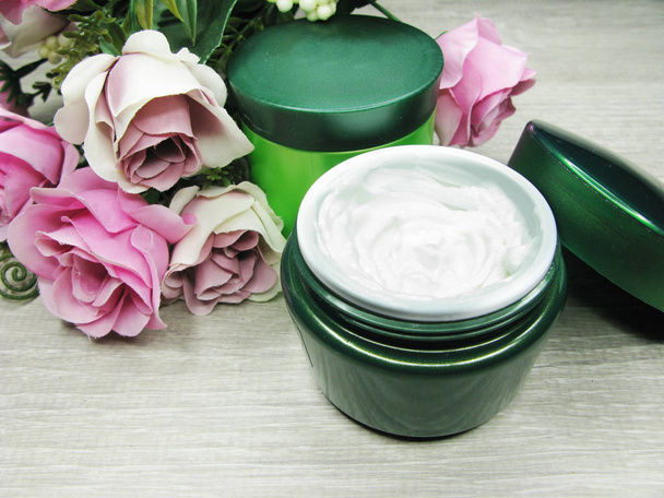 crema cosmetica per la cura del viso e fiori di rosa
  - Foto, immagini