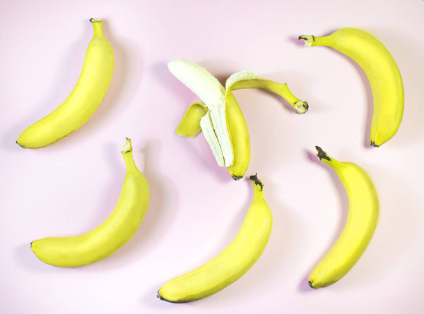 Bananas on a pink background. View from above - Foto, imagen