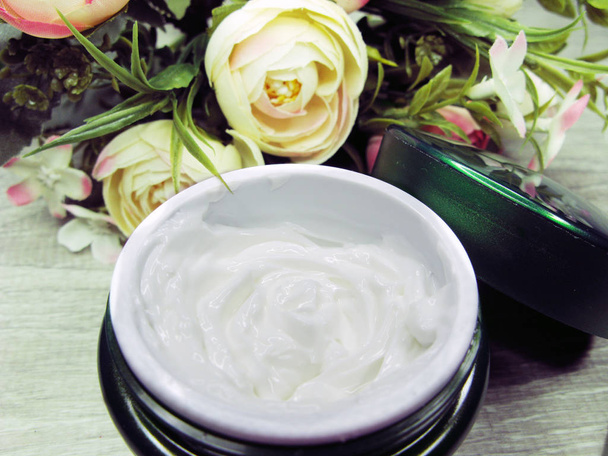 kosmetyk krem do pielęgnacji twarzy i kwiatów róży  - Zdjęcie, obraz