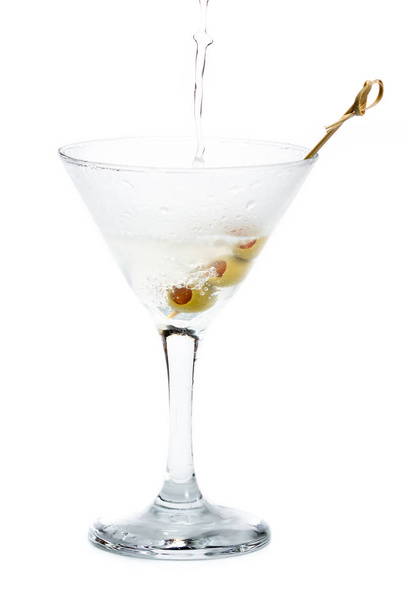 klassischer Martini mit Oliven  - Foto, Bild
