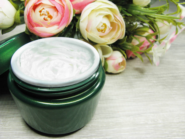 crème cosmétique pour soins du visage et fleurs roses
  - Photo, image
