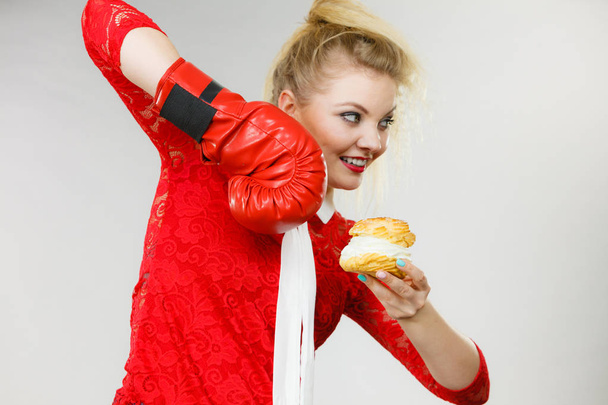 Woman boxing cream cupcake - Foto, Imagem