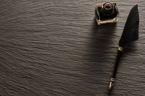 Перьевая ручка и чернильница
   - Фото, изображение