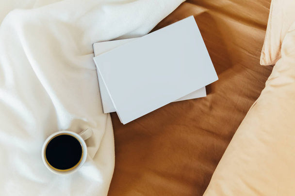 Ontspannen met koffiekopje en goede boeken In Bed op Weekend - Foto, afbeelding