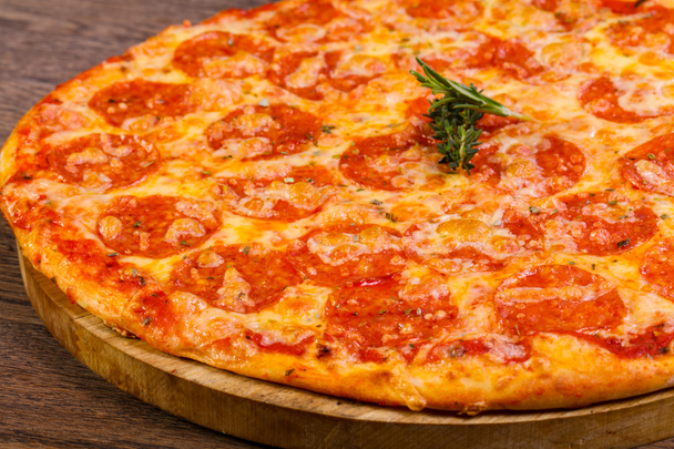 Гаряча піца Пепероні з сиром і помідорами
 - Фото, зображення