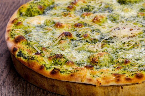 Pizza with pesto and cheese - Foto, Imagem