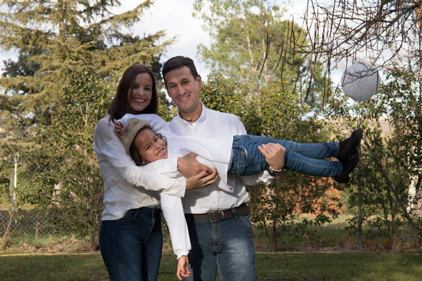 Семья из трех человек позирует для фотографии
 - Фото, изображение