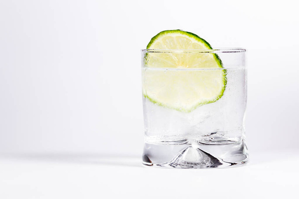 vodka soda with a lime - Fotoğraf, Görsel