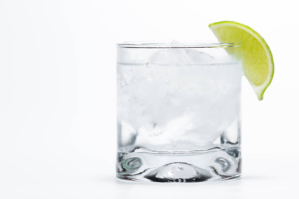 vodka soda with a lime - Foto, imagen