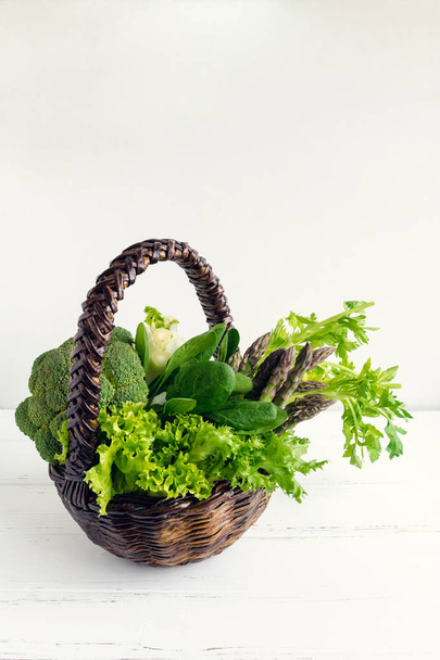 Légumes verts assortis dans un panier
 - Photo, image