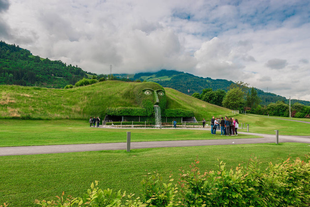 Innsbruck, Ausztria - 2016. június 3.: Swarovski Kristallweltem en Wattens, ubicado en los alrededores de Innsbruck, Ausztria. - Fotó, kép