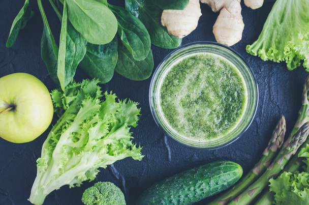 Healthy green detox smoothie - Foto, immagini