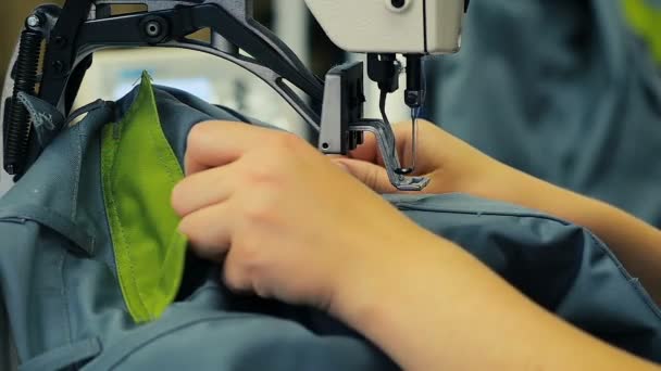 Primer plano de una modista en la fábrica de prendas de vestir cumplir con un pedido de costura ropa con estilo
. - Metraje, vídeo