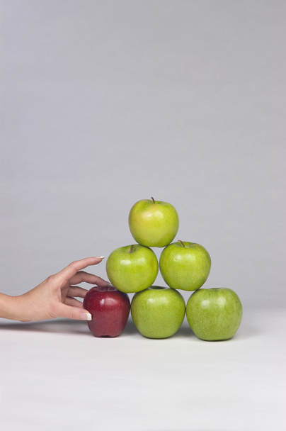 Ruční odběr jablko ze zásobníku jablek - Fotografie, Obrázek