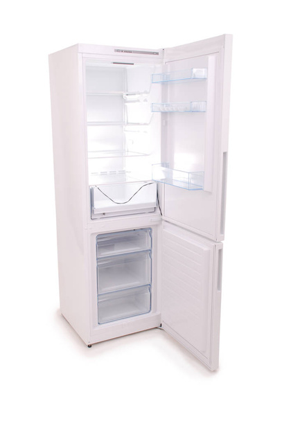 isoliert geöffneter leerer Kühlschrank (Schneideweg) - Foto, Bild