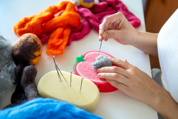 Processo di fabbricazione da giocattoli morbidi in lana
. - Foto, immagini