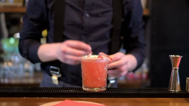 Odborná barman dělá koktejlu v baru - Záběry, video