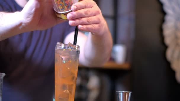 Experto barman está haciendo cóctel en el bar
 - Metraje, vídeo