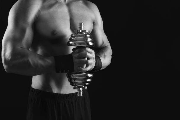 Vahva urheilullinen mies käsipaino näyttää alasti lihaksikas elin
 - Valokuva, kuva