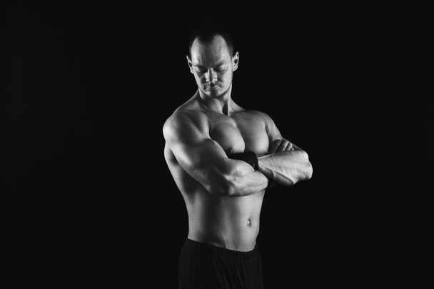 Сильный спортсмен демонстрирует обнаженное мускулистое тело
 - Фото, изображение