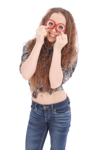 Retrato de una joven divertida mirando a la cámara a través de cinta aislante
  - Foto, Imagen