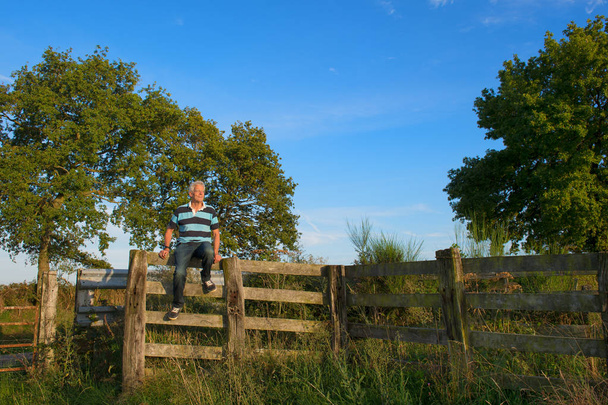 Senior man on fence - Fotografie, Obrázek