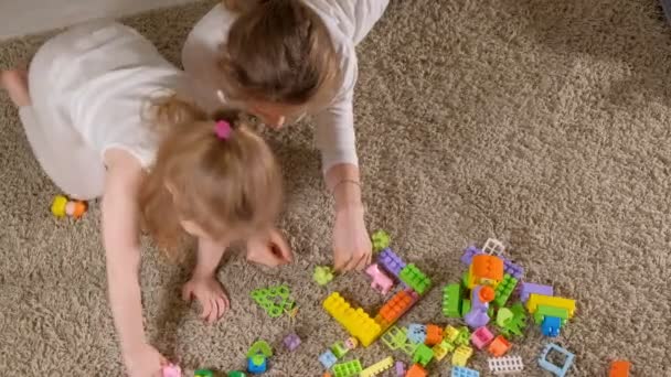 Ευτυχισμένη μητέρα παίζει με την κόρη της στη σχεδίαση - Πλάνα, βίντεο
